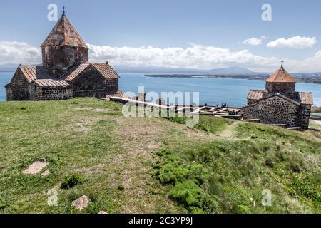 Surp Arakelots significa 'Santi Apostoli' (L) e Surp Astvatsatsin significa 'Santa Madre di Dio' aka precursore Chiesa (R), il Monastero di Seva Foto Stock