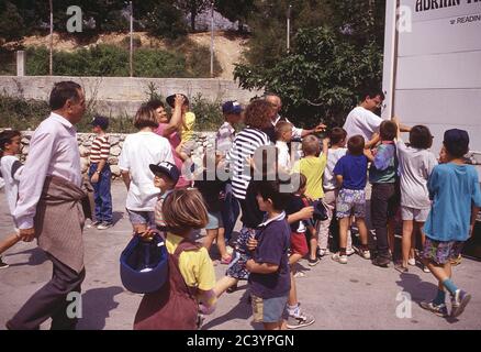 I musulmani bosniaci ricevono aiuti da una ONG britannica che si era recata dal Regno Unito in convoglio durante il conflitto nel 1994 Foto Stock