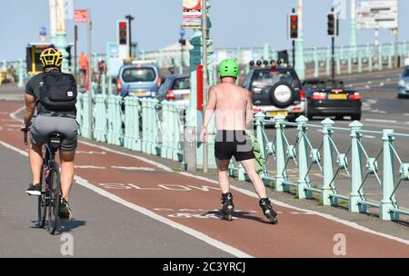 Brighton UK 23 giugno 2020 - e' una bella mattina calda e soleggiata a Brighton per ciclisti e pale a rulli all'inizio di questa mattina . Il tempo è previsto per ottenere ancora più caldo nei prossimi giorni con temperature previste per raggiungere oltre 30 gradi in parti del Sud-Est: Credit Simon Dack / Alamy Live News Foto Stock