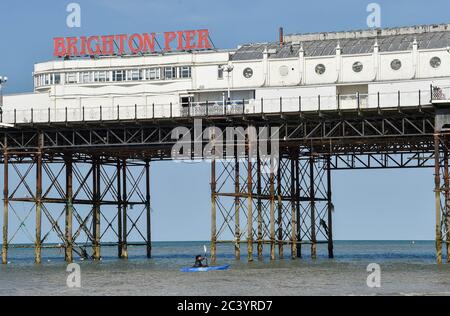 Brighton UK 23 giugno 2020 - UN canoista gode del sole caldo bello sulla spiaggia di Brighton e sul lungomare di questa mattina presto. Il tempo è previsto per ottenere ancora più caldo nei prossimi giorni con temperature previste per raggiungere oltre 30 gradi in parti del Sud-Est: Credit Simon Dack / Alamy Live News Foto Stock