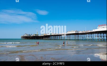 Brighton UK 23 giugno 2020 - i nuotatori di prima mattina godono del sole caldo bello sulla spiaggia e sul lungomare di Brighton. Il tempo è previsto per ottenere ancora più caldo nei prossimi giorni con temperature previste per raggiungere oltre 30 gradi in parti del Sud-Est: Credit Simon Dack / Alamy Live News Foto Stock