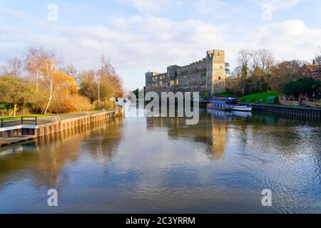 Le rovine del castello di Newark e i suoi dintorni si riflettono nelle acque increspate del fiume Trent Foto Stock