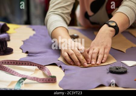 La donna sarta sta lavorando al tavolo in atelier Foto Stock