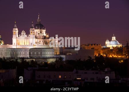 Madrid, Spagna, skyline della Cattedrale di Santa Maria la Real de la Almudena e Palazzo reale di notte Foto Stock