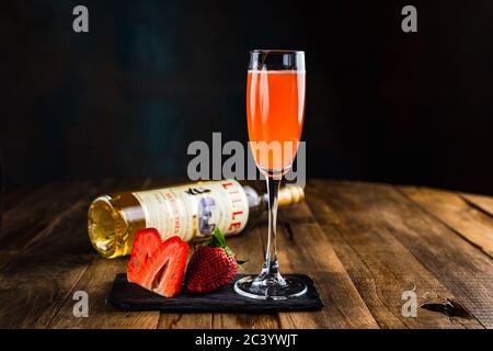 Bielorussia, Minsk - 12.03.2020: Un cocktail frizzante con lilletto e fragola in un calice di flauto Foto Stock