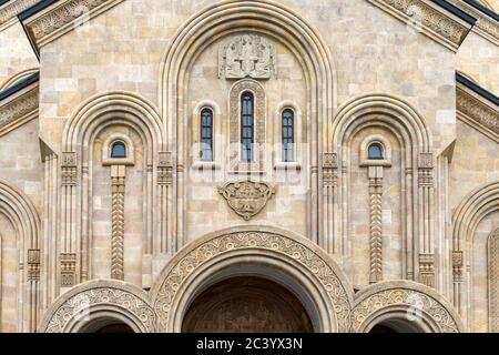 La facciata d'ingresso alla Cattedrale della Santissima Trinità di Tbilisi, aka Sameba, è la cattedrale principale della Chiesa ortodossa georgiana Foto Stock