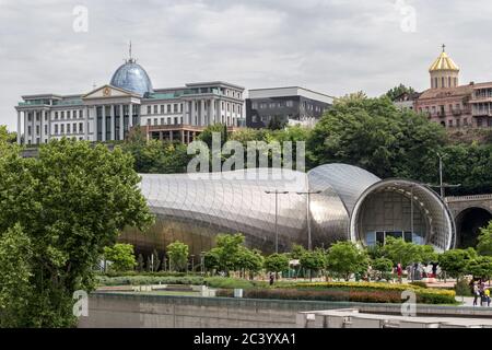 Amministrazione presidenziale della Georgia (Palazzo Presidenziale) & nuovo teatro di musica e sala da concerto di Tbilisi, Cattedrale della Santissima Trinità di Tbilisi aka Sameb Foto Stock