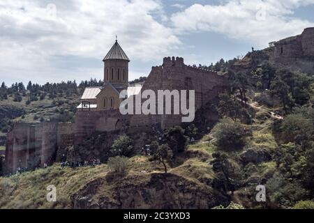 Fortezza di Narikala, Old Tbilisi, Georgia dalla funivia Foto Stock