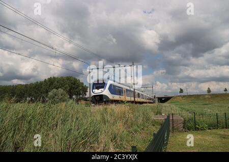 Treno locale SLT da Gouda in pista a Moordrecht Paesi Bassi. Foto Stock