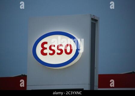 Logo di una stazione di servizio esso a Nieuwerkerk aan den IJssel, Paesi Bassi Foto Stock