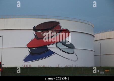 Cappelli colorati in serata su un serbatoio di stoccaggio del petrolio a vopak a Rotterdam, riferendosi al vecchio nome della società Pakhoed Foto Stock