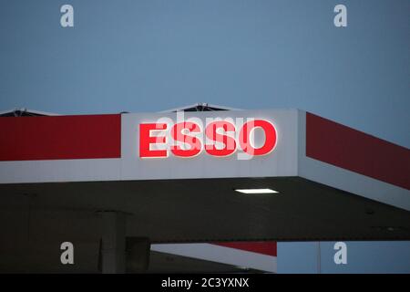 Logo di una stazione di servizio esso a Nieuwerkerk aan den IJssel, Paesi Bassi Foto Stock