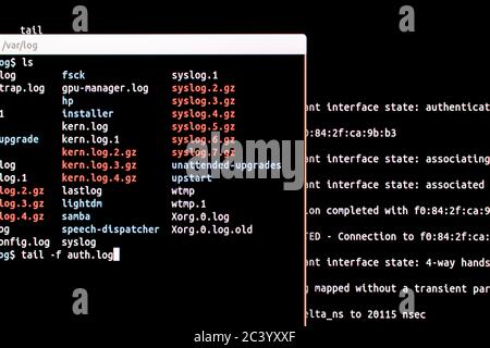 Analisi dei file di registro di autenticazione in un sistema operativo. Connessione SSH tramite un terminale per testare l'intrusione in un sistema operativo. Due terminali Foto Stock