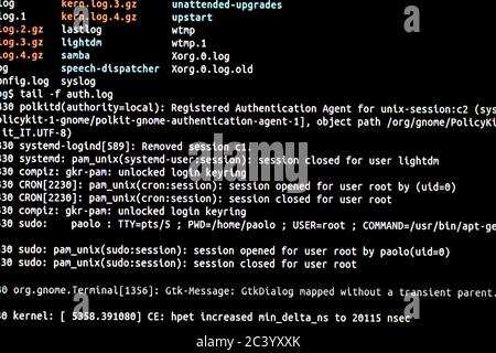 Analisi dei file di registro di autenticazione in un sistema operativo. Connessione SSH tramite un terminale per testare l'intrusione in un sistema operativo Foto Stock