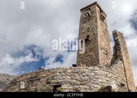 Fortezza di Sno, torre di avvistamento medievale, villaggio di Juta nella Valle di Sno, Georgia Foto Stock