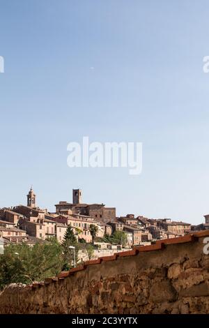 Vista sulla città della città della pieve in umbria. Muro fatto con mattoni a fondo Foto Stock
