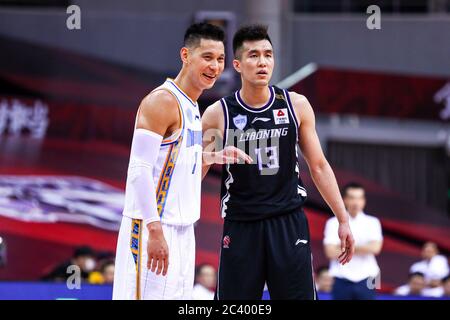 Il cestista professionista americano Jeremy Shu-How Lin di Beijing Shougang Ducks, a sinistra, interagisce con il cestista professionista cinese Guo Ailun di Liaoning Flying Leopards, a destra, durante una partita alla prima fase della ripresa della Chinese Basketball Association (CBA), città di Qingdao, provincia di Shandong, nella Cina orientale, 20 giugno 2020. Pechino Shougang Ducks sconfisse Liaoning Flying Leopards con 91-82. La lega di basket cinese è ripartita dopo un periodo di quasi cinque mesi di chiusura, con meno giocatori stranieri e nessun tifoso in tribuna. Il CBA è stato sospeso il 24 gennaio, una settimana prima che fosse sched Foto Stock