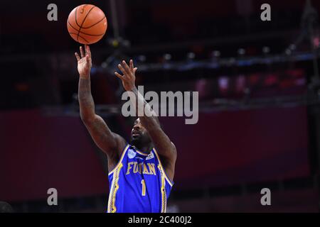 Il giocatore professionista americano di basket Tywon Ronell Lawson di Fujian SBS Xunxing Sturgeons spara durante una partita alla prima fase della ripresa della Chinese Basketball Association (CBA) contro i Beijing Royal Fighters, città di Dongguan, provincia del Guangdong della Cina meridionale, 21 giugno 2020. I combattenti reali di Pechino sono stati sconfitti da Fujian SBS Xunxing Sturgeons con 108-121. La lega di basket cinese è ripartita dopo un periodo di quasi cinque mesi di chiusura, con meno giocatori stranieri e nessun tifoso in tribuna. Il CBA è stato sospeso il 24 gennaio, una settimana prima che fosse previsto il ritorno dopo una pausa primaverile al Foto Stock