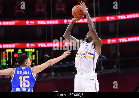 Arnet Moltrie, un giocatore professionista di basket americano dei Beijing Royal Fighters, spara durante una partita alla prima fase della ripresa della Chinese Basketball Association (CBA) contro Fujian SBS Xunxing Sturgeons, città di Dongguan, provincia del Guangdong della Cina meridionale, 21 giugno 2020. I combattenti reali di Pechino sono stati sconfitti da Fujian SBS Xunxing Sturgeons con 108-121. La lega di basket cinese è ripartita dopo un periodo di quasi cinque mesi di chiusura, con meno giocatori stranieri e nessun tifoso in tribuna. Il CBA è stato sospeso il 24 gennaio, una settimana prima che fosse previsto il ritorno dopo una pausa primaverile alla fine Foto Stock