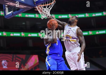 Il cestista americano professionista Tywon Ronell Lawson di Fujian SBS Xunxing Sturgeons, a destra, difende durante una partita alla prima fase della ripresa della Chinese Basketball Association (CBA) contro Fujian SBS Xunxing Sturgeons, città di Dongguan, provincia del Guangdong del sud della Cina, 21 giugno 2020. I combattenti reali di Pechino sono stati sconfitti da Fujian SBS Xunxing Sturgeons con 108-121. La lega di basket cinese è ripartita dopo un periodo di quasi cinque mesi di chiusura, con meno giocatori stranieri e nessun tifoso in tribuna. Il CBA è stato sospeso il 24 gennaio, una settimana prima che fosse previsto il ritorno dopo uno spri Foto Stock