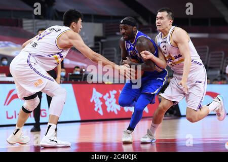 Il giocatore professionista americano di basket Tywon Ronell Lawson di Fujian SBS Xunxing Sturgeons, al centro, protegge la palla durante una partita alla prima fase della ripresa della Chinese Basketball Association (CBA) contro i Beijing Royal Fighters, città di Dongguan, provincia del Guangdong, 21 giugno 2020. I combattenti reali di Pechino sono stati sconfitti da Fujian SBS Xunxing Sturgeons con 108-121. La lega di basket cinese è ripartita dopo un periodo di quasi cinque mesi di chiusura, con meno giocatori stranieri e nessun tifoso in tribuna. Il CBA è stato sospeso il 24 gennaio, una settimana prima che fosse previsto il ritorno dopo un Foto Stock