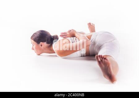 Donna che pratica yoga facendo la postura ' xWide Angle seduta Forward Bend '. Upavistha konasana Foto Stock