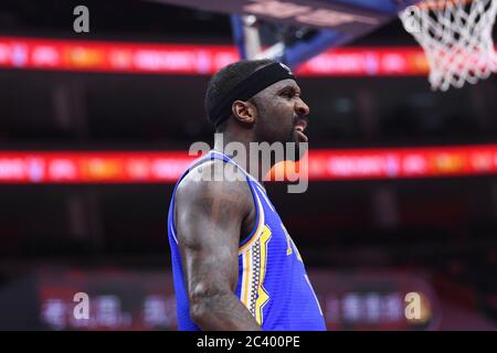 Il giocatore professionista americano di basket Tywon Ronell Lawson di Fujian SBS Xunxing Sturgeons reagisce durante una partita alla prima fase della ripresa della Chinese Basketball Association (CBA) contro i Beijing Royal Fighters, la città di Dongguan, provincia del Guangdong della Cina meridionale, 21 giugno 2020. I combattenti reali di Pechino sono stati sconfitti da Fujian SBS Xunxing Sturgeons con 108-121. La lega di basket cinese è ripartita dopo un periodo di quasi cinque mesi di chiusura, con meno giocatori stranieri e nessun tifoso in tribuna. Il CBA è stato sospeso il 24 gennaio, una settimana prima che fosse previsto il ritorno dopo una pausa primaverile al Foto Stock