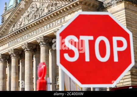 Lipsia, Germania. 23 Giugno 2020. Gli ambientalisti hanno messo un segnale stradale e protestano contro la costruzione dell'Autobahn 49 dinanzi al Tribunale amministrativo federale, che sta ascoltando diverse cause contro i progetti per una sezione dell'Autobahn 49 in Hesse centrale lo stesso giorno. I vestiti sono stati depositati dalla Federazione per l'ambiente e la conservazione della natura Germania (BUND) in Assia così come parecchi individui privati. Credit: Jan Woitas/dpa-Zentralbild/dpa/Alamy Live News Foto Stock