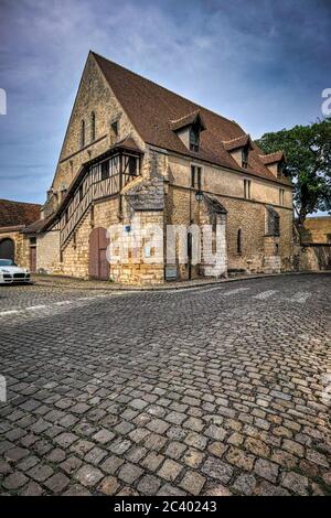 Cattedrale di Saint Étienne, Bourges, Francia. Edificio medievale che era la canonica della cattedrale. La strada acciottolata ricorda un passato remoto. Foto Stock