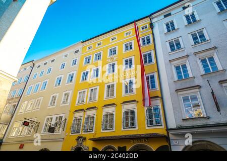 SALISBURGO, AUSTRIA - 25 LUGLIO 2017: Il luogo di nascita di Wolfgang Amadeus Mozart a Salisburgo in una splendida giornata estiva, in Austria Foto Stock