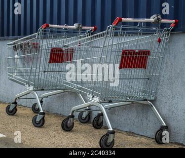 Due carrelli per lo shopping sono rimasti sulla strada Foto Stock