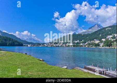 Vista della città vecchia dal lago di Saint Moritz, Alpi, Svizzera Foto Stock