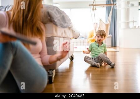 Occupato a lavorare la madre di non avere tempo per il suo bambino Foto Stock