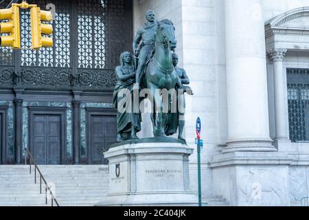 New York, Stati Uniti. 22 Giugno 2020. Una statua dell'ex presidente Theodore Roosevelt, che ha anche servito come governatore dello stato di New York, si trova di fronte al Museo di Storia Naturale a New York City. La statua, che presenta anche un nativo americano e un uomo nero in piedi al suo fianco, sarà rimosso la città di New York ha annunciato. La statua, ora protetta dalla polizia, è stata installata nel 1940 ed è stata oggetto di polemiche. Credit: SOPA Images Limited/Alamy Live News Foto Stock