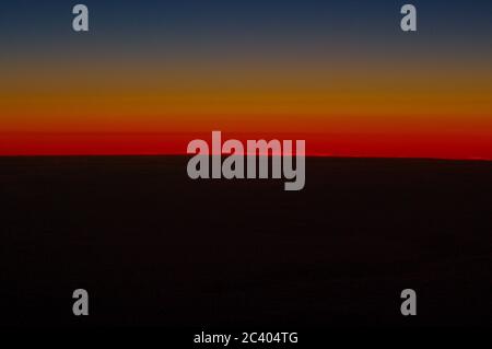 Sequenza di immagini dello stesso tramonto stesso punto di vista,Tramonto sul mare,Tramonto arcobaleno sul mare,Arcobaleno,cremisi,tramonto,spettro arcobaleno,Tramonto, Foto Stock