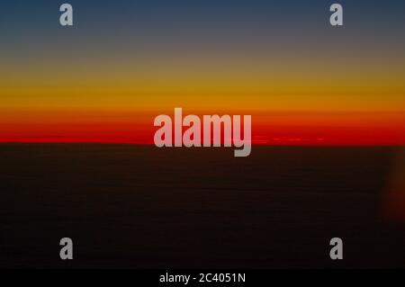 Sequenza di immagini dello stesso tramonto stesso punto di vista,Tramonto sul mare,Tramonto arcobaleno sul mare,Arcobaleno,cremisi,tramonto,spettro arcobaleno,Tramonto, Foto Stock