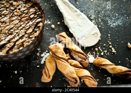 Spuntini per conferenze, biscotti dolci su sfondo rustico Foto Stock