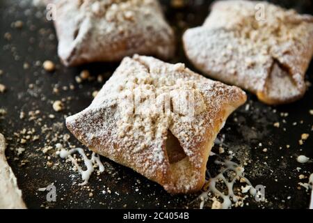 Spuntini per conferenze, biscotti dolci su sfondo rustico Foto Stock