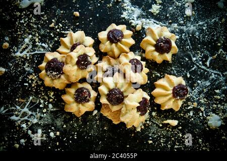 Spuntini per conferenze, biscotti dolci su sfondo rustico Foto Stock