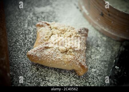 Spuntini per conferenze, biscotti dolci su sfondo rustico Foto Stock