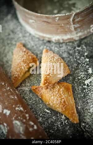 Spuntini per conferenze, biscotti dolci su sfondo rustico Foto Stock