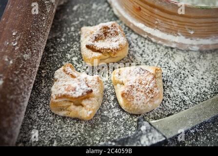 Spuntini per conferenze, biscotti dolci su sfondo rustico Foto Stock