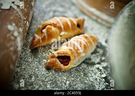 Spuntini per conferenze, biscotti dolci su sfondo rustico Foto Stock