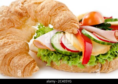 Spuntini per conferenze, panini per conferenze, croissant su sfondo bianco Foto Stock