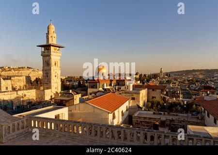 Tramonto vista città vecchia di Gerusalemme da Ecce homo casa pellegrino tetto, via dolorosa strada. Torre El-Ghawanima e Moschea al Aqsa, cupola della roccia. Foto Stock