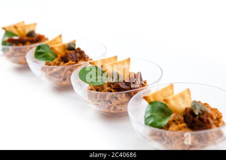 Spuntini per conferenze. Catering a secco. Piccoli spuntini su sfondo bianco Foto Stock