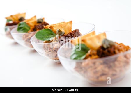 Spuntini per conferenze. Catering a secco. Piccoli spuntini su sfondo bianco Foto Stock