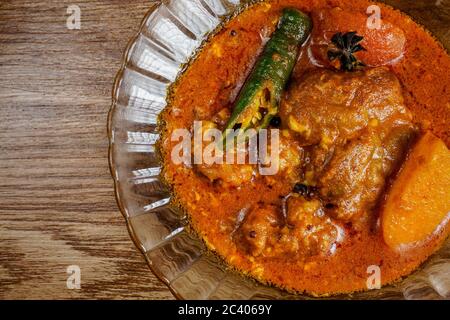 Cervello di capra, pecora o agnello è un piatto popolare indiano o pakistano cucinato in curry cremoso. Foto Stock