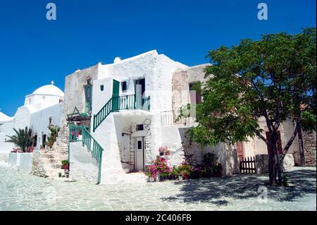 La storica città vecchia dell'isola greca di Folegandros. Case tradizionali nella parte fortificata dell'insediamento, il Kastro. Edifici imbiancati Foto Stock