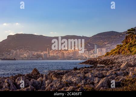 Principato di Monaco Montecarlo in Francia. Vista da Roquebrune Cap Martin. Mar Mediterraneo, Costa Azzurra, Costa Azzurra. Destinazioni di viaggio in Europa. Foto Stock